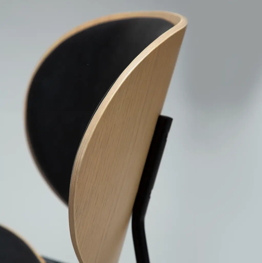 clementina-chair-oak-veneer-w-raven-black-faux-leather-w-black-metal-legs_100300121-06-detail.webp