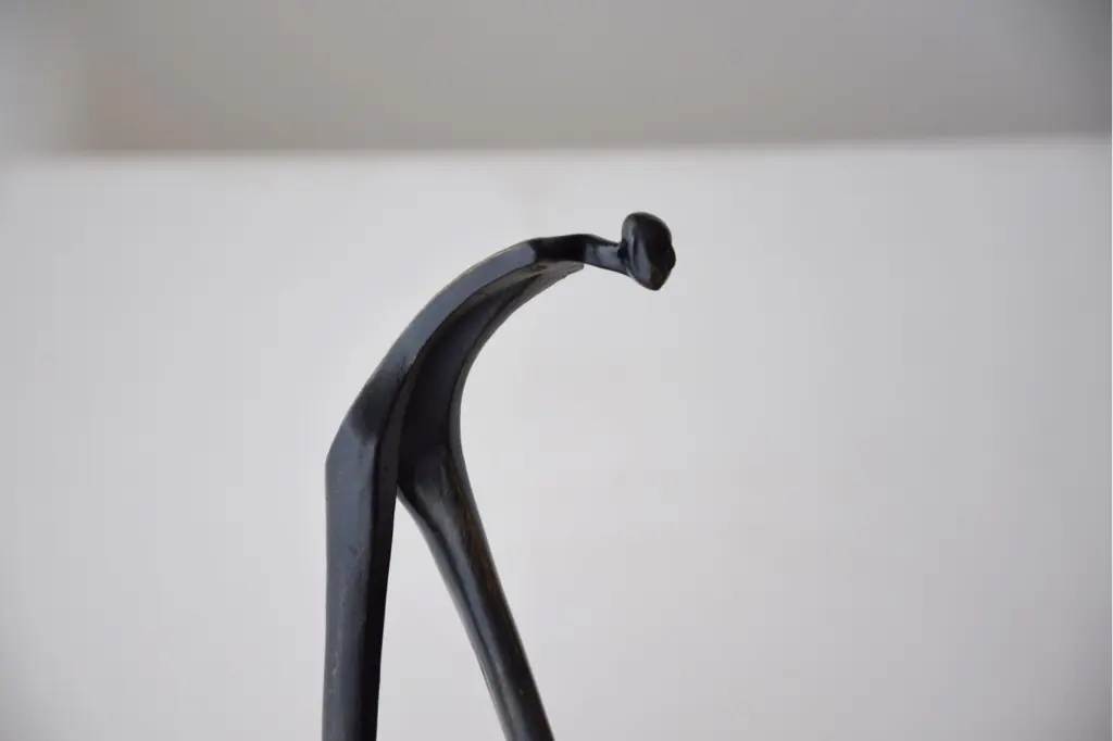 escultura-caminante-metal-y-marmol.webp