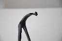 escultura-caminante-metal-y-marmol.webp