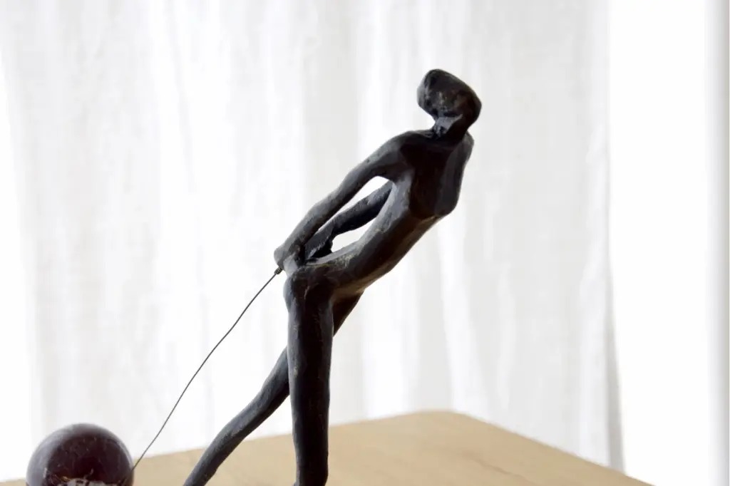 escultura-arrastre-metal-y-marmol.webp