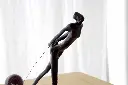 escultura-arrastre-metal-y-marmol.webp