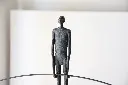 1sculpture-funambule-n2metal-et-marbre.webp