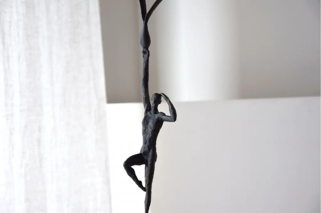 1sculpture-de-l-horizon-metal-et-marbre.webp