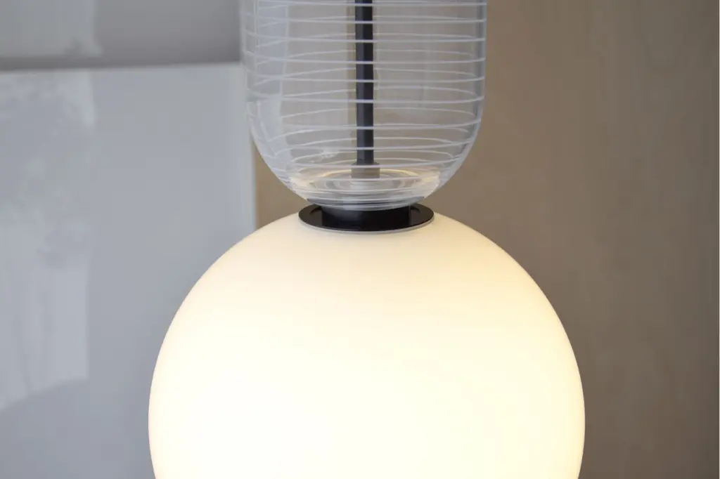 1lampe-de-plafond-boule-en-verre-led.webp