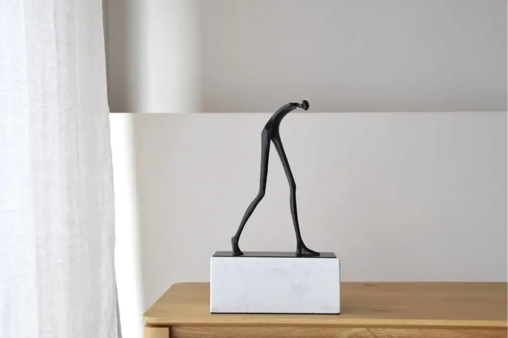 [INTERIORISMO] Sculpture en metal et marbre Caminante