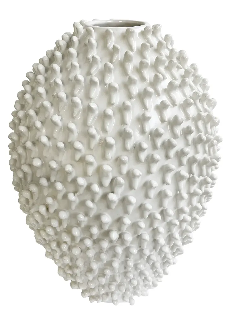 Vase crème cloutée en céramique